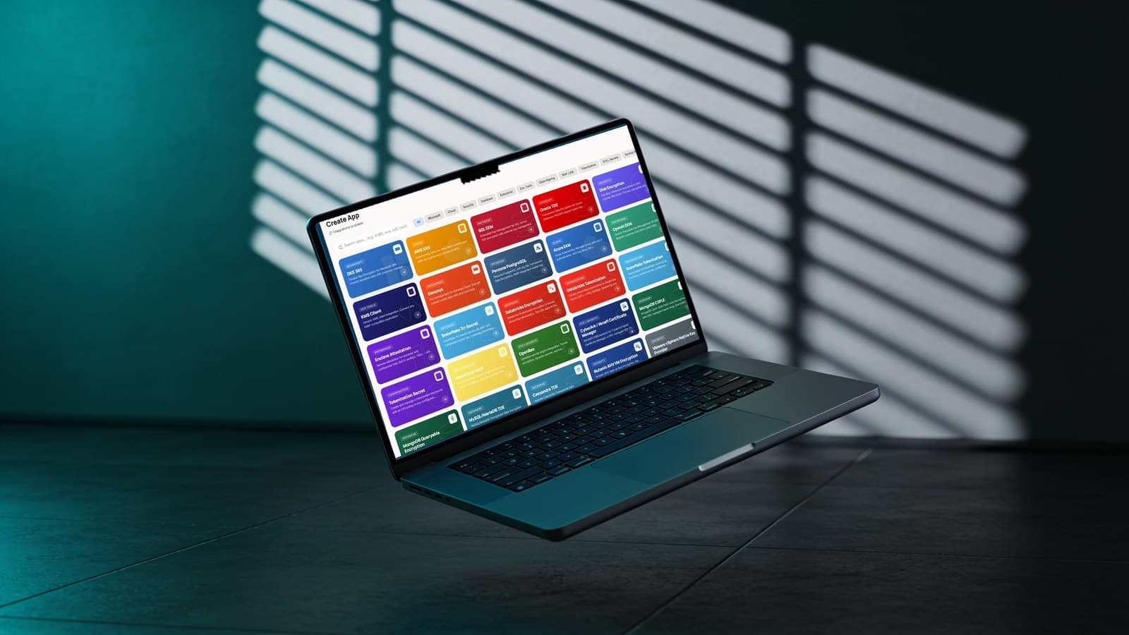 DuoKey-Cockpit-Integrationskatalog auf einem Laptop mit Kacheln für DKE 365, AWS XKS, SQL EKM, Oracle TDE, Snowflake, Databricks und OpenBao